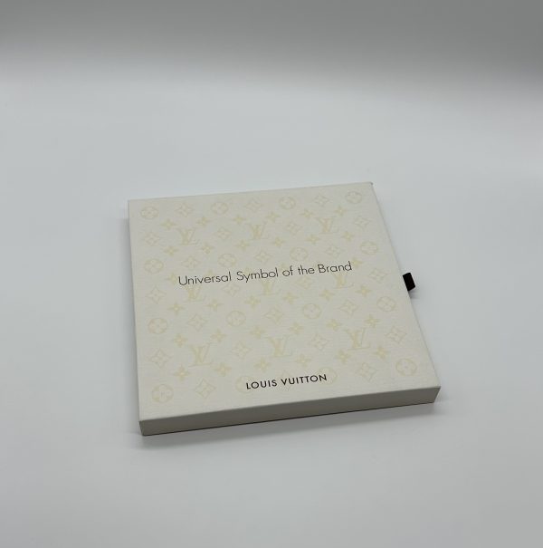 Universal Symbol of the Brand　LOUIS VUITTON　ルイ・ヴィトン　時空を超える意匠の旅